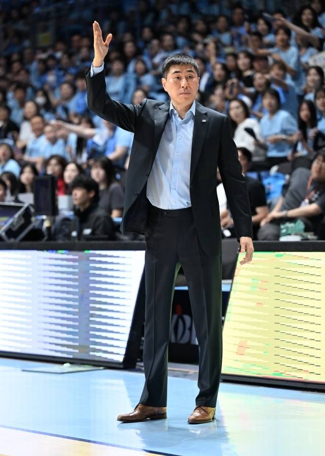 이상민 감독은 “우리는 한 발 더 뛰면 누구를 만나도 자신 있다고 생각한다. 오늘 게임도 (케빈)켐바오 수비를 잘해줬고 무리한 슈팅을 유도하는 플랜을 잘 따라줬다. (숀)롱도 공격 리바운드만 9개, 총 19개의 리바운드를 잡아내면서 큰 도움을 줬다. 소노에 18개의 공격 리바운드를 허용했음에도 이길 수 있었던 이유”라고 자신했다. 사진=KBL 제공