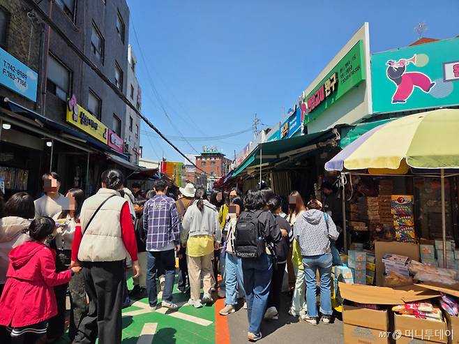 4일 오전 서울 종로구 창신동 완구거리는 사람들로 인산인해를 이뤘다./사진=김서현 기자.