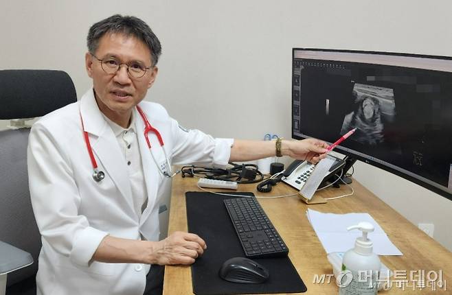 경기도 의정부시 튼튼어린이병원에서 만난 최용재 병원장(대한소아청소년병원협회장)이 이 병원에 실려온 장중첩증 환아의 초음파 사진을 보여주며 병변을 설명하고 있다. 장이 도넛처럼 동그랗게 말린 응급 질환이다./사진=정심교 기자