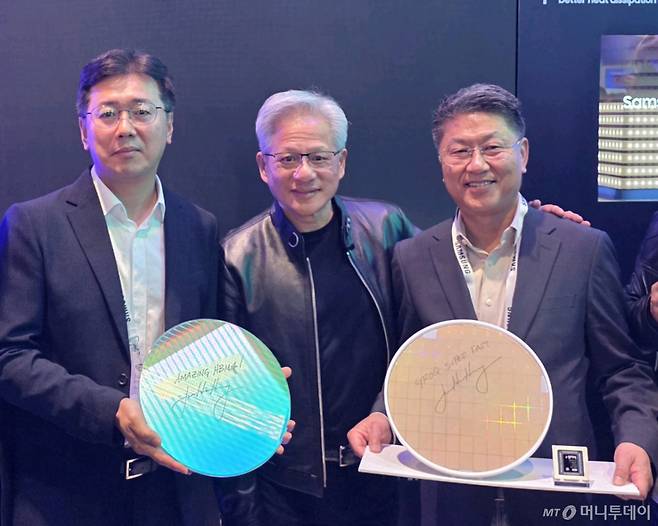 (서울=뉴스1) = 엔비디아 젠슨 황 CEO가 GTC 2026 현장에서 삼성전자 부스를 방문해 기념촬영을 하고 있는 모습. 왼쪽부터 황상준 메모리개발담당 부사장, 엔비디아 젠슨 황 CEO,  한진만 파운드리 사업부장 사장. (삼성전제 제공. 재판매 및 DB 금지)  2026.3.17/뉴스1  Copyright (C) 뉴스1. All rights reserved. 무단 전재 및 재배포,  AI학습 이용 금지. /사진=(서울=뉴스1)
