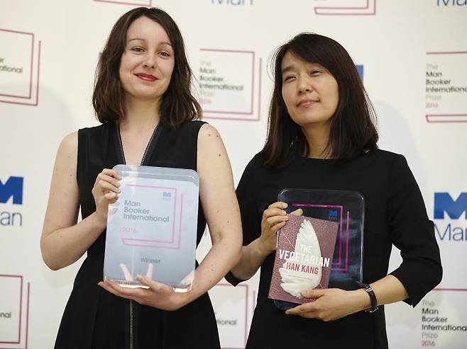 한강 작가(오른쪽)와 그의 작품 '채식주의자'를 번역한 데보라 스미스(왼쪽). / 사진제공 = 부커상 재단