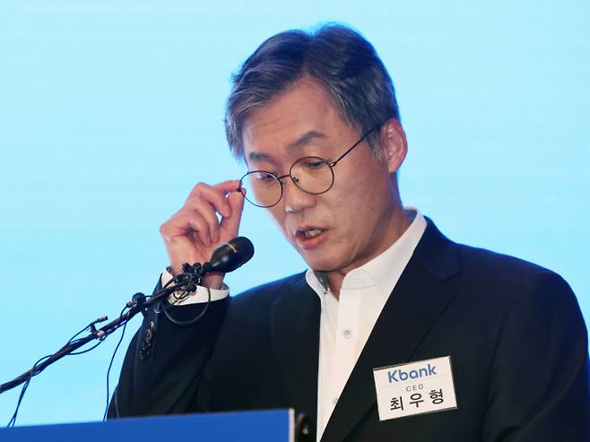 케이뱅크가 올 1분기 호실적을 기록한 가운데 성장 구조에 대해 관심이 쏠린다. 사진은 최우형 케이뱅크 은행장이 지난 2월5일 오전 서울 영등포구 여의도 콘래드호텔에서 열린 기업공개(IPO) 기자간담회에서 성과와 상장 이후 사업계획을 발표하는 모습. /사진=뉴스1