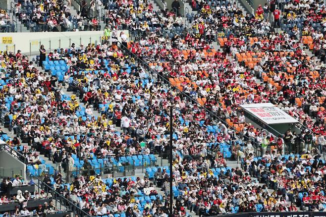 사진은 지난달 12일  12일 서울 송파구 잠실야구장에서 열린 '2026 신한 SOL KBO리그' 열린 SSG 랜더스와 LG트윈스의 경기, 휴일을 맞아 야구장을 가득 메운 팬들이 두 팀의 경기를 지켜보고 있는 모습. 사진은 기사 내용과 직접적인 관계가 없음./사진=뉴스1