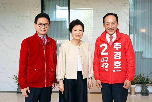 국민의힘 추경호(오른쪽) 대구시장 예비후보와 이철우 경북도지사 예비후보가 24일 대구 달성군 유가읍 박근혜 전 대통령 사저에서 박 전 대통령을 예방하고 있다. 뉴시스