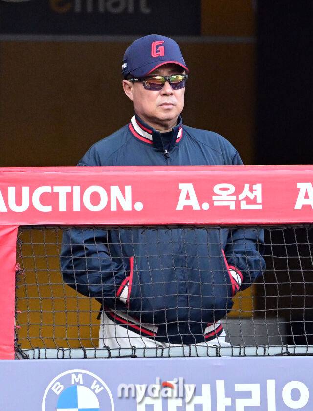 2026년 5월 1일 오후 인천 SSG랜더스필드에서 열린 '2026 신한 SOL KBO리그' 롯데 자이언츠와 SSG 랜더의 경기. 롯데 김태형 감독이 지켜보고 있다./마이데일리