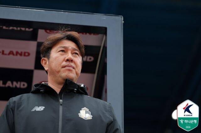 서울 이랜드가 3일 목동종합운동장에서 열린 김포FC와 10라운드 홈 경기에서 2-1로 승리했다. 경기를 지켜보고 있는 김도균 서울 이랜드 감독./프로축구연맹 제공