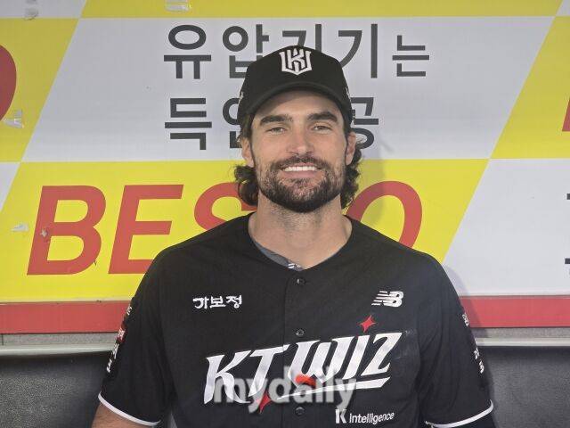 KT 샘 힐리어드가 3일 광주 KIA챔피언스필드에서 KIA 타이거즈전을 마치고 인터뷰하고 있다./광주=김진성 기자 kkomag@mydaily.co.kr