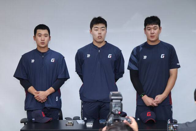 롯데 김세민, 고승민, 나승엽(왼쪽부터)이 5월 5일 수원 KT위즈파크에서 인터뷰를 하고 있다. 이들은 팬들을 향해 죄송한 마음을 담아 고개를 숙였다./롯데 자이언츠 제공