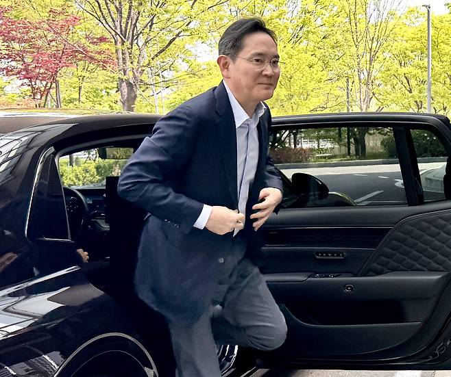 이재용 삼성전자 회장이 지난달 인도·베트남 경제사절단 동행을 위해 서울 강서구 서울김포비즈니스항공센터(SGBAC)를 통해 출국하고 있다. [연합]