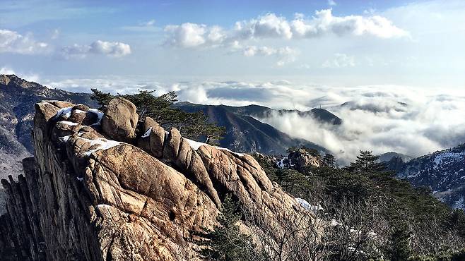 설악산은 서울 북한산과 함께 K-등산의 메카가 되었다.