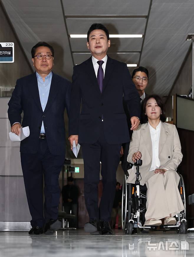 [서울=뉴시스] 김금보 기자 = 장동혁 국민의힘 대표가 5일 오전 서울 여의도 국회에서 열린 기자간담회에 참석하고 있다. 2026.05.05. kgb@newsis.com