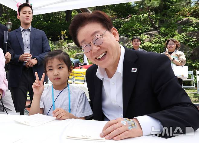 [서울=뉴시스] 최동준 기자= 이재명 대통령이 5일 청와대 녹지원에서 열린 2026 어린이날 초청행사에서 환하게 웃고 있다. &nbsp;2026.05.05. photocdj@newsis.com