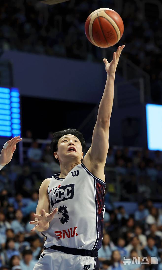 [고양=뉴시스] 홍효식 기자 = 5일 경기도 고양시 일산서구 고양 소노 아레나에서 열린 '2025-2026 KBL 챔피언결정전 1차전' 고양 소노 스카이거너스와 부산 KCC 이지스의 경기, KCC 허웅이 슛하고 있다. 2026.05.06. yesphoto@newsis.com