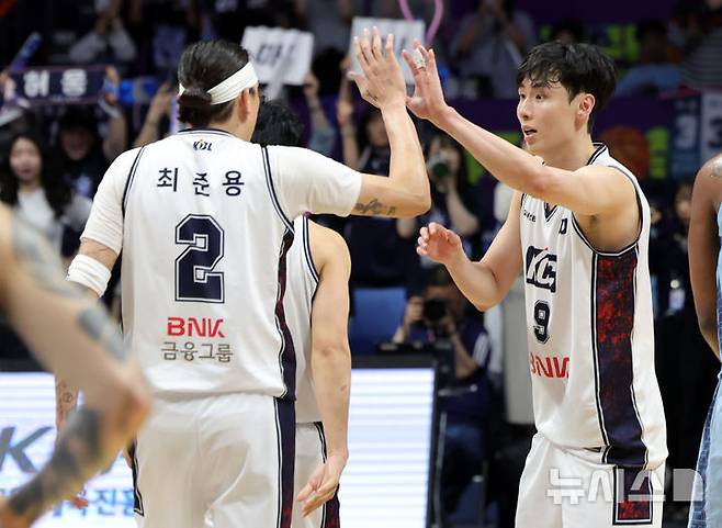 [고양=뉴시스] 홍효식 기자 = 5일 경기도 고양시 일산서구 고양 소노 아레나에서 열린 '2025-2026 KBL 챔피언결정전 1차전' 고양 소노 스카이거너스와 부산 KCC 이지스의 경기, 75-67로 승리한 KCC 최준용과 송교창이 기뻐하고 있다. 2026.05.06. yesphoto@newsis.com