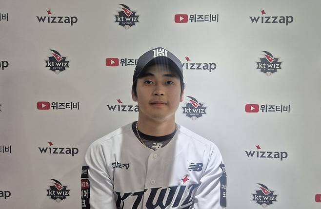 [수원=뉴시스] 문채현 기자 = 프로야구 KT 위즈 박영현이 5일 수원 KT위즈파크에서 열린 2026 신한 쏠 KBO리그 롯데 자이언츠와의 경기에 등판해 공을 던지고 있다. 2026.05.05. dal@newsis.com *재판매 및 DB 금지