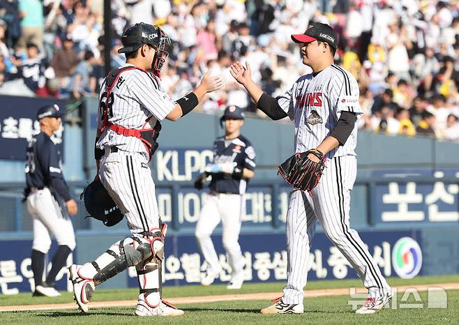 [서울=뉴시스] 최진석 기자 = 5일 서울 송파구 잠실야구장에서 열린 2026 KBO리그 두산 베어스와 LG 트윈스의 경기에서 LG 이주헌과 장현식이 2대1로 승리를 거둔 후 기뻐하고 있다. 2026.05.05. myjs@newsis.com