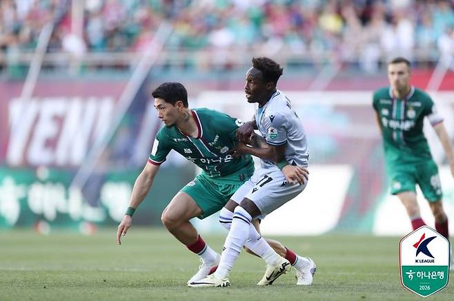 [서울=뉴시스] 프로축구 K리그1 대전하나시티즌의 박규현과 인천유나이티드의 제르소. (사진=한국프로축구연맹 제공) 2026.05.05. photo@newsis.com  *재판매 및 DB 금지