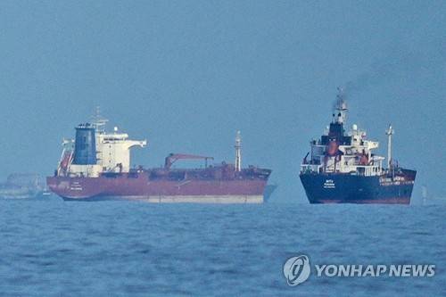 호르무즈 해협의 유조선과 화물선 [AP=연합뉴스 자료사진 제공]