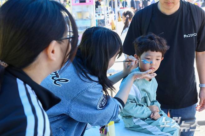 군산 어린이날 큰잔치에서 한 어린이가 페이스 페인팅 체험에 참여하고 있다. 최화랑 기자