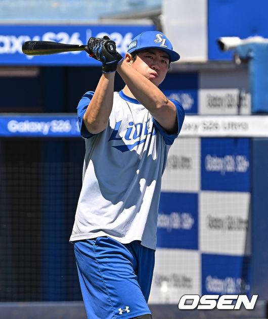 [OSEN=대구, 이석우 기자] 5일 대구삼성라이온즈파크에서 2026 신한 SOL KBO 리그 삼성 라이온즈와 키움 히어로즈의 경기가 열린다. 홈팀 삼성은 오러클린이, 방문팀 키움은 오석주가 선발 출전한다. 삼성 라이온즈 구자욱이 부상 회복 후 훈련을 하고 있다. 2026.05.05 / foto0307@osen.co.kr