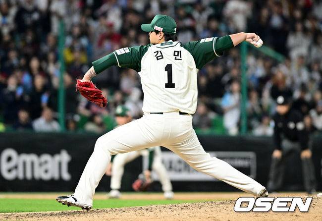 [OSEN=인천, 조은정 기자]1일 오후 인천 문학동 SSG랜더스필드에서 ‘2026 신한 SOL BANK KBO리그’ SSG 랜더스와 롯데 자이언츠의 경기가 진행됐다.이날 SSG는 타케다를, NC는 박세웅을 선발투수로 내세웠다.연장 10회초 SSG 김민이 역투하고 있다. 2026.05.01 /cej@osen.co.kr