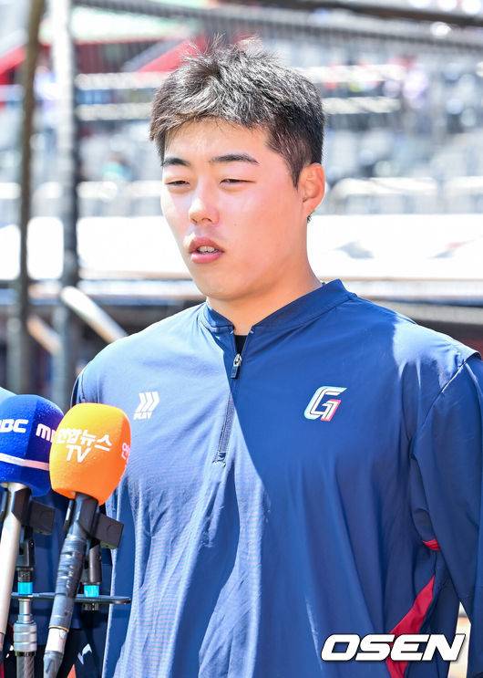 [OSEN=수원, 민경훈 기자] 5일 수원 KT위즈파크에서 2026 신한 SOL KBO리그 KT 위즈와 롯데 자이언츠의 경기가 열렸다.이날 KT는 소형준, 롯데는 로드리게스를 선발로 내세웠다.경기 전 롯데 고승민이 경기에 앞서 인터뷰를 하고 있다.&nbsp;나승엽, 고승민, 김세민은 올해 초 대만 스프링캠프 중 도박장 출입으로 출전정지 징계를 받았다 해제돼 1군 엔트리에 복귀했다. 2026.05.05 /rumi@osen.co.kr