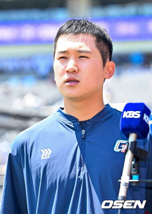 [OSEN=수원, 민경훈 기자] 5일 수원 KT위즈파크에서 2026 신한 SOL KBO리그 KT 위즈와 롯데 자이언츠의 경기가 열렸다.이날 KT는 소형준, 롯데는 로드리게스를 선발로 내세웠다.경기 전 롯데 김세민이 경기에 앞서 인터뷰를 하고 있다.&nbsp;나승엽, 고승민, 김세민은 올해 초 대만 스프링캠프 중 도박장 출입으로 출전정지 징계를 받았다 해제돼 1군 엔트리에 복귀했다. 2026.05.05 /rumi@osen.co.kr