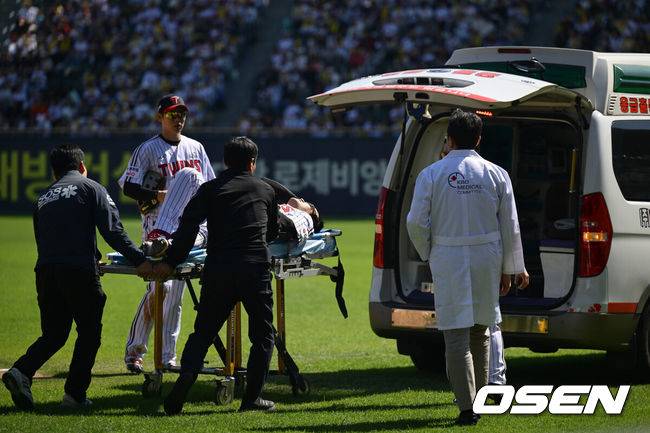 [OSEN=잠실, 조은정 기자]5일 서울 잠실야구장에서 ‘2026 신한 SOL KBO리그’ LG 트윈스와 두산 베어스의 경기가 열렸다.홈팀 LG는 웰스, 방문팀 두산은 잭로그를 선발로 내세웠다. 4회초 1사에서 LG 1루수 문보경이 두산 안재석 땅볼에 포구 실책을 범하며 공을 밟고 넘어지며 부상을 당해 구급차로 이송되고 있다. 손용준으로 교체. 2026.05.05 /cej@osen.co.kr
