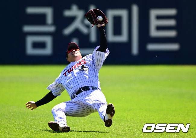 [OSEN=잠실, 조은정 기자]5일 서울 잠실야구장에서 ‘2026 신한 SOL KBO리그’ LG 트윈스와 두산 베어스의 경기가 열렸다.홈팀 LG는 웰스, 방문팀 두산은 잭로그를 선발로 내세웠다. 1회초 1사 2루에서 LG 문보경이 두산 박준순의 플라이 타구를 포구하고 있다. 2026.05.05 /cej@osen.co.kr