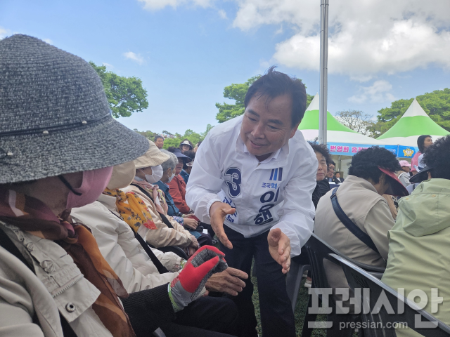 ▲이윤행 조국혁신당 후보가 함평군민의날 기념식장을 찾아 군민들과 악수를 나누며 인사하고 있다.2026.5.04ⓒ프레시안(강병석)