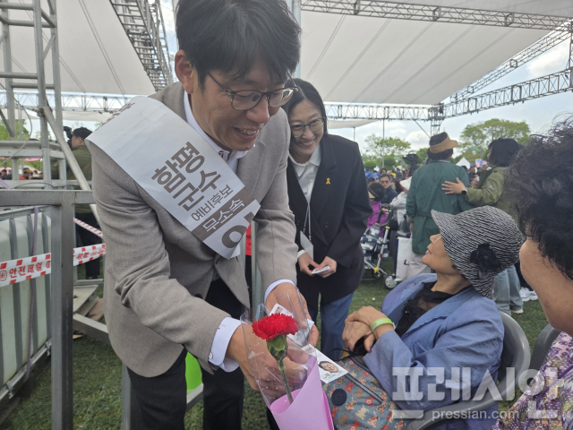 ▲이행섭 무소속 후보가 함평군민의날 기념식장을 찾아 군민들에게 명함을 나눠주면 인사하고 있다.2026.5.04ⓒ프레시안(강병석)