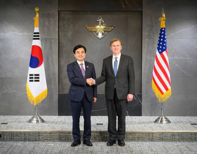 ▲안규백 국방부 장관이 1월 26일 국방부에서 엘브리지 콜비 미국 전쟁부 정책차관을 접견, 기념 촬영하고 있다. ⓒ연합뉴스