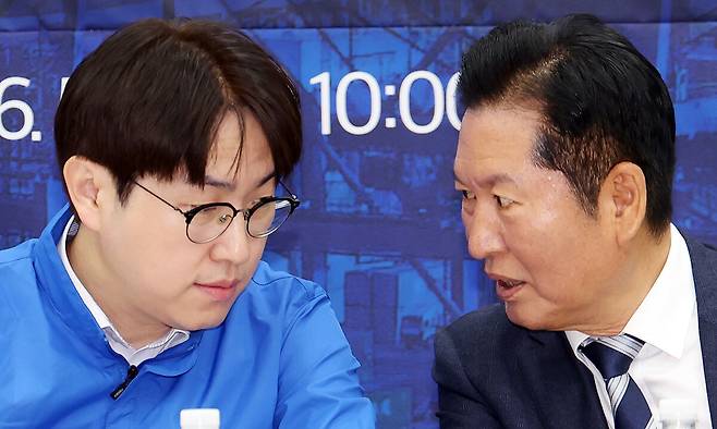 더불어민주당 정청래 대표(오른쪽)가 4일 부산에서 열린 현장 최고위원 회의 도중 부산 북갑 국회의원 재보선에 민주당 후보로 출마한 하정우 전 청와대 AI수석과 대화하고 있다. 뉴시스