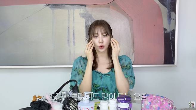 멍이 잘 드는 체질이라고 언급하는 윤은혜. 그는 비타민 D와 비타민 K를 꾸준히 챙겨 먹고 있다고 밝혔다. 사진=유튜브 채널 ‘윤은혜의 EUNHYELOGIN’ 캡처