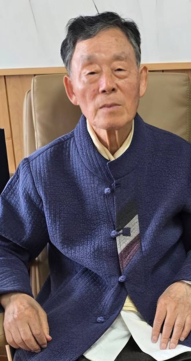 소설가 한승원이&nbsp;지난달 28일 해산토굴에서 “제가 불행하게도 파킨슨 진단을 받았다. 초기에는 우울증이 심해서 안락사하려고 스위스 보내달라고까지 했으나 이제는 생각이 달라졌다. 열심히 재활&nbsp;치료해 좋은 작품을 보여&nbsp;드리고 싶다”고 말했다. 장흥=박태해 선임기자&nbsp; &nbsp;