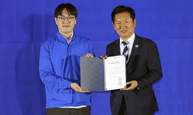 공천장 받아든 하정우.&nbsp;연합뉴스