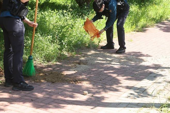 5일 0시 11분쯤 광주광역시 광산구 월계동 한 대학가 인근 도로변에서 길을 가던 10대 여고생이 20대 남성에 의해 흉기에 찔려 살해됐다. 사진은 경찰이 범행 현장을 뒷처리 하고 있는 모습. (뉴스1 제공)