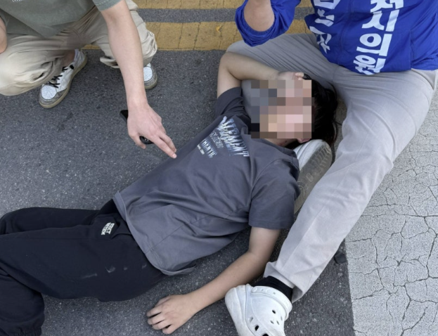 경기 포천에서 횡단보도를 건너던 초등학생이 낮게 설치된 현수막 고정줄에 목이 걸려 실신하는 사고가 발생했다. 사진=김현규 포천시의원