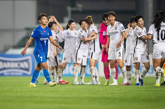 수원FC 위민 선수들이 지난 3월 중국 우한 한커우 문화스포츠센터에서 열린 2025-26 아시아축구연맹(AFC) 여자 챔피언스리그(AWCL) 8강전에서 우한 장다를 상대로 승리한 후 자축하고 있다. 뉴시스