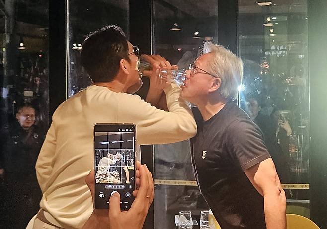 2025년 10월 30일 젠슨 황 엔비디아 최고경영자와 이재용 삼성전자 회장이 서울 삼성동 한 치킨집에서 치맥회동을 하며 러브샷을 하고 있다. 연합뉴스
