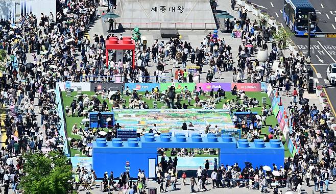 5일 서울 종로구 광화문광장에서 열린 ‘2026 광화문 가족동행축제-렛츠플레이 광화문광장’에서 시민들이 레고 브릭 전시를 살펴보고 있다. 어린이날을 맞아 레고코리아가 서울시와 공동으로 마련한 이번 행사는 역대 최대 규모인 총 600만 개의 브릭을 투입해 광화문광장을 도심 속 거대한 레고 놀이터로 조성했다. 권욱 기자 2026.05.05