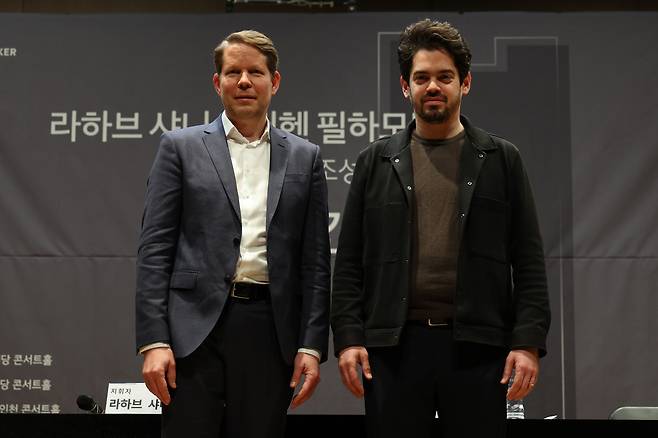 라하브 샤니 지휘자(오른쪽)와 플로리안 비간트 뮌헨 필하모닉 오케스트라 대표가 4일 서울 강남에서 열린 기자간담회에서 포즈를 취하고 있다.  /사진제공=연합뉴스
