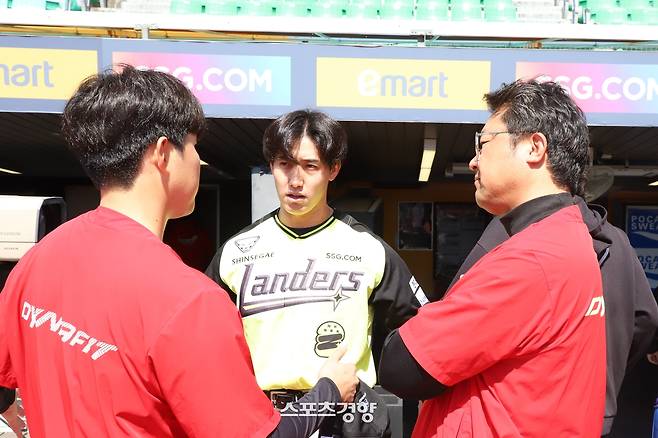 SSG 히라모토 긴지로가 5일 인천 NC전을 앞두고 선수단 상견례를 가진 뒤 구단 관계자와 대화하고 있다. SSG랜더스 제공