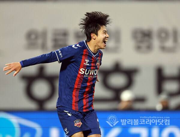 수원FC 최기윤, 후반 24분 역전골 성공 환호.(사진=김경수 기자/ 2026.5.3)