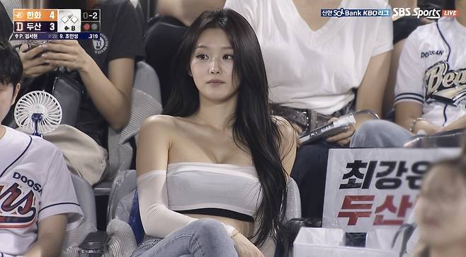 인공지능(AI) 콘텐츠로 추정되는 중계 영상 속 한 여성 캡처 [인스타그램 앱 캡처. 재판매 및 DB 금지]