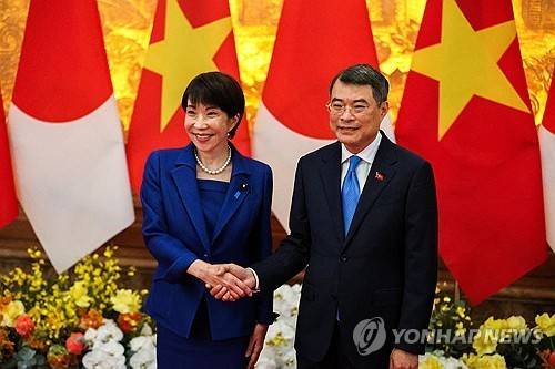 악수하는 다카이치 일본 총리(좌측)와 레 민 흥 베트남 총리 [로이터 연합뉴스 자료사진. 재판매 및 DB 금지]