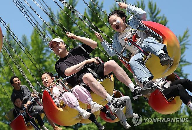 오늘은 어린이날 (서울=연합뉴스) 김성민 기자 = 어린이날인 5일 서울 광진구 어린이대공원에서 아이들이 놀이기구를 타고 있다. 2026.5.5 ksm7976@yna.co.kr