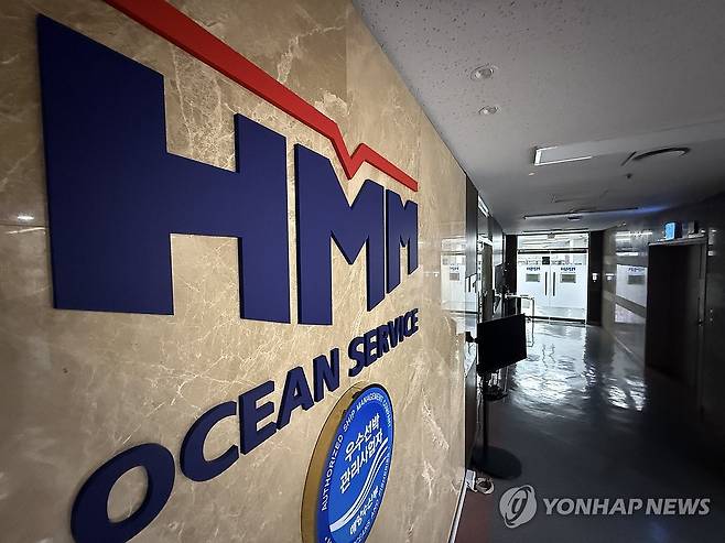 긴장감 감도는 HMM (부산=연합뉴스) 손형주 기자 = 호르무즈 해협에 정박 중이던 HMM 운용 선박에서 폭발과 함께 화재가 발생한 지 이틀째인 5일 오후 HMM 선박 종합상황실이 있는 부산 중구 HMM 오션서비스 모습. 2026.5.5 handbrother@yna.co.kr