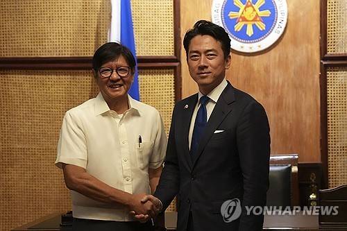 마르코스 필리핀 대통령(왼쪽)과 고이즈미 일본 방위상 [EPA 연합뉴스. 재판매 및 DB 금지]