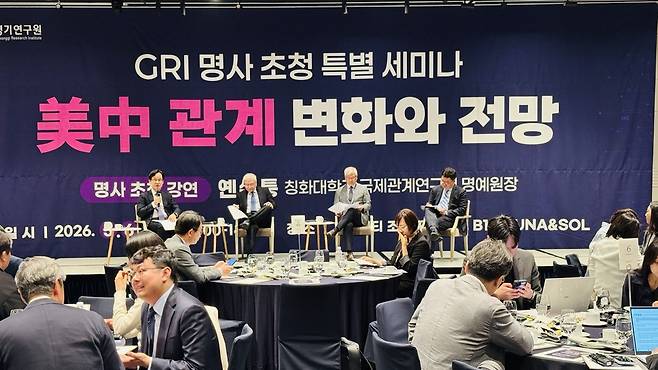 6일 그래피티 조선 서울 판교에서 열린 ' GRI 명사 초청 특별 세미나'에서 강성천 경기연구원장을 좌장으로 한 토론회가 열리고 있다.